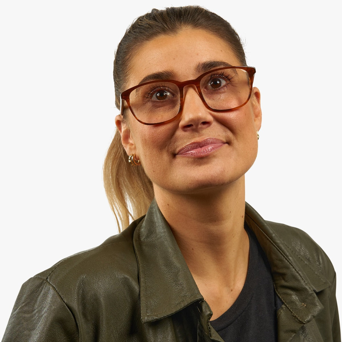 ebeltoft-shiny-walnut_reading-glasses_female-model-1.jpg?v=1770906807&width=1200