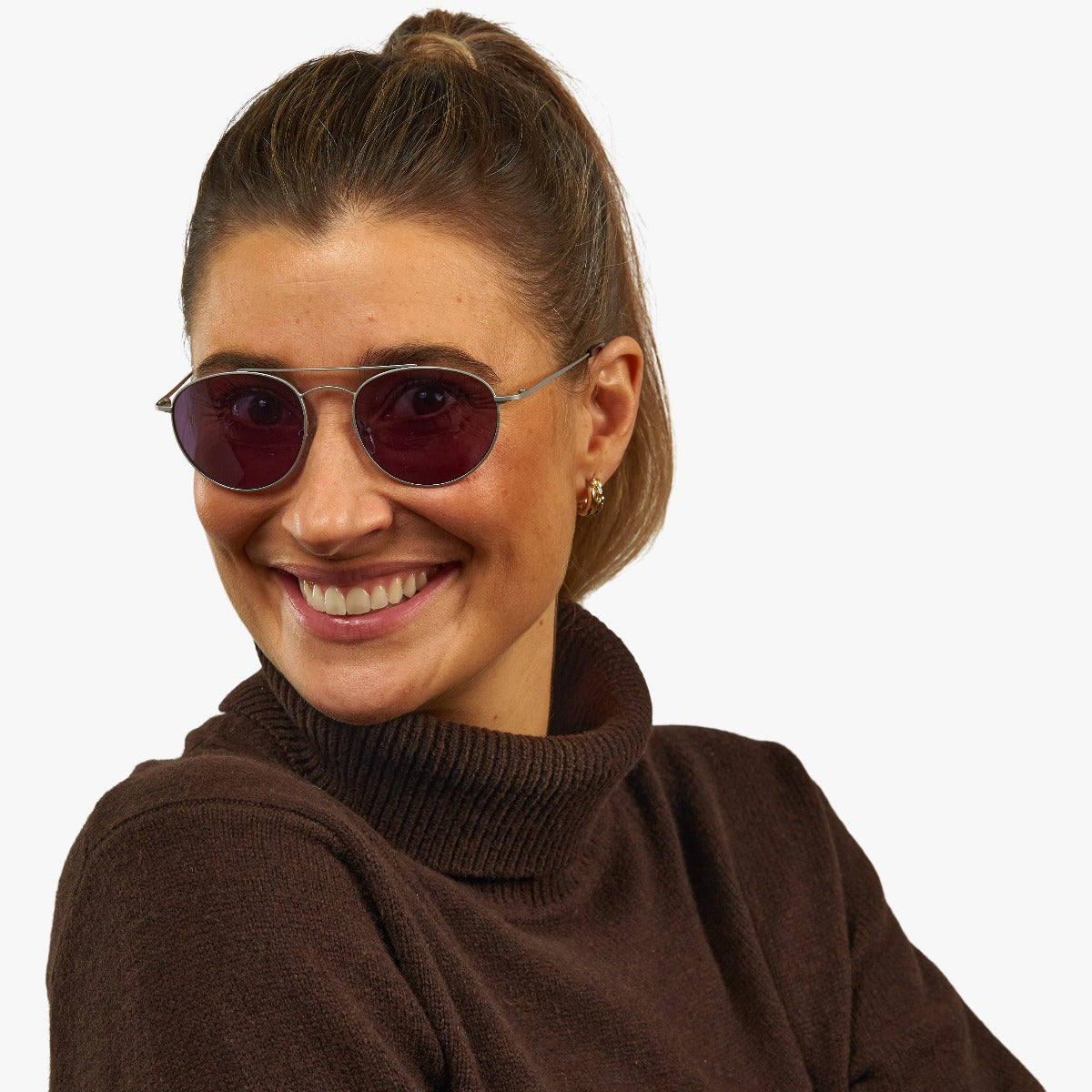 Person wearing Göteborg Steel glasses with purple lenses and silver frame