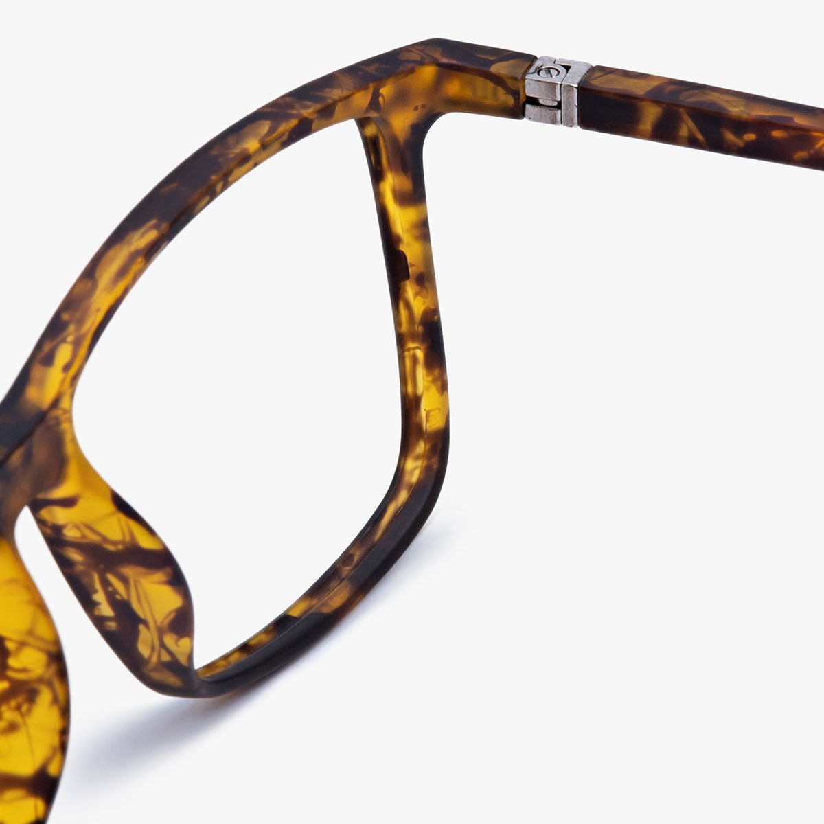 Close-up of København Light Turtle glasses with tortoiseshell pattern