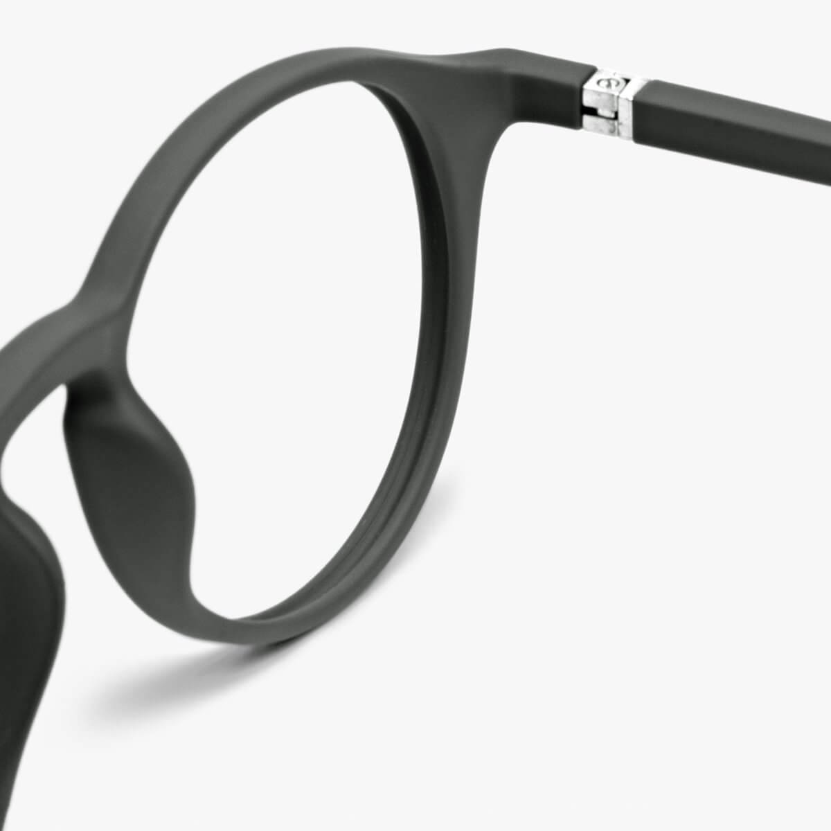 Læsø Dark Army glasses with matte black round frame and silver hinge detail
