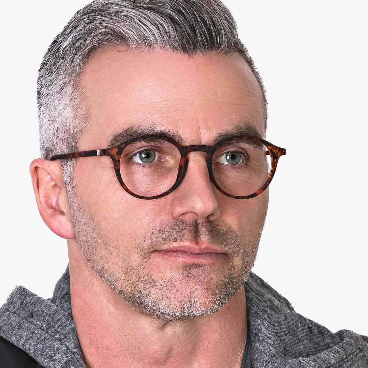 Person wearing Læsø Turtle tortoiseshell reading glasses