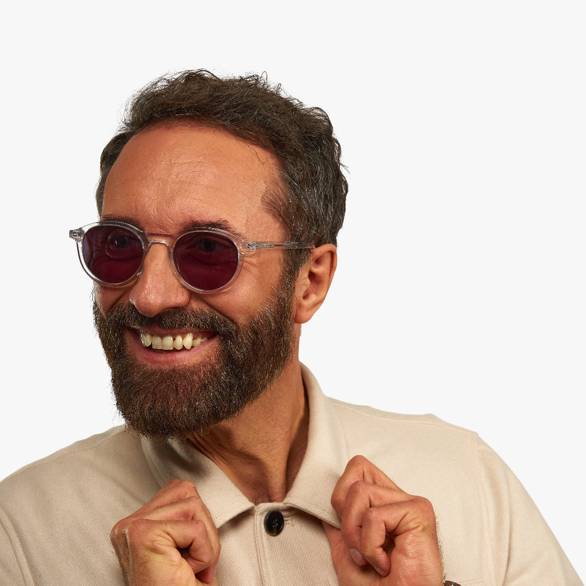 Person wearing Løkken Crystal White glasses with clear frame and round lenses