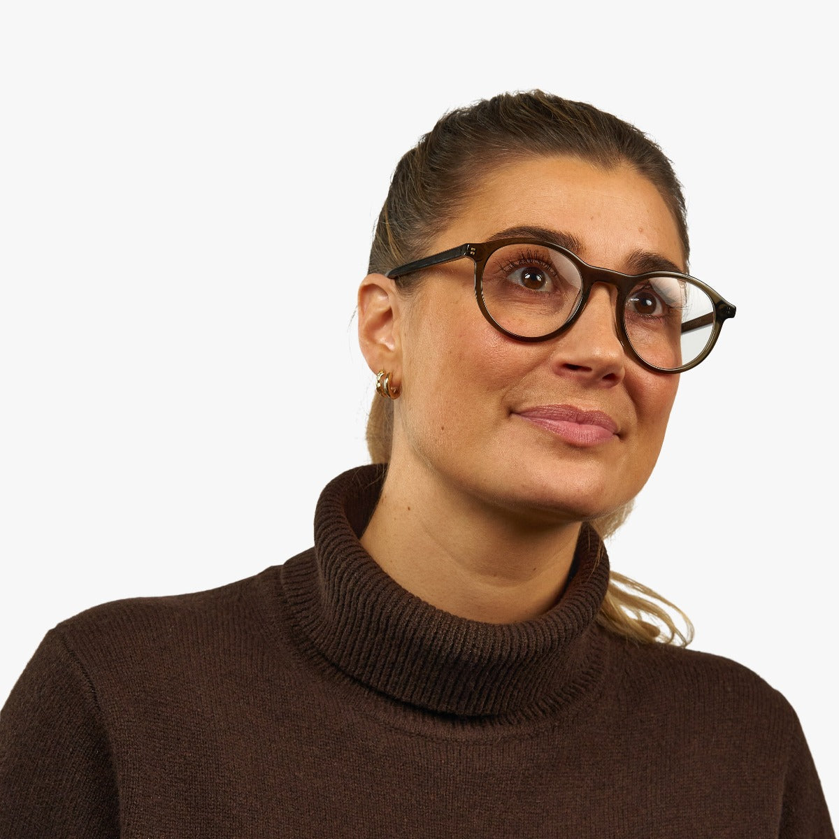 Person wearing Løkken Shiny Olive glasses