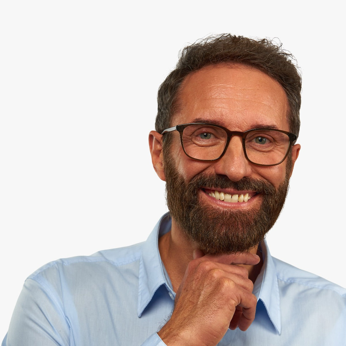 mens-ebeltoft-shiny-olive_reading-glasses_male-model-1.jpg?v=1771423659&width=1200