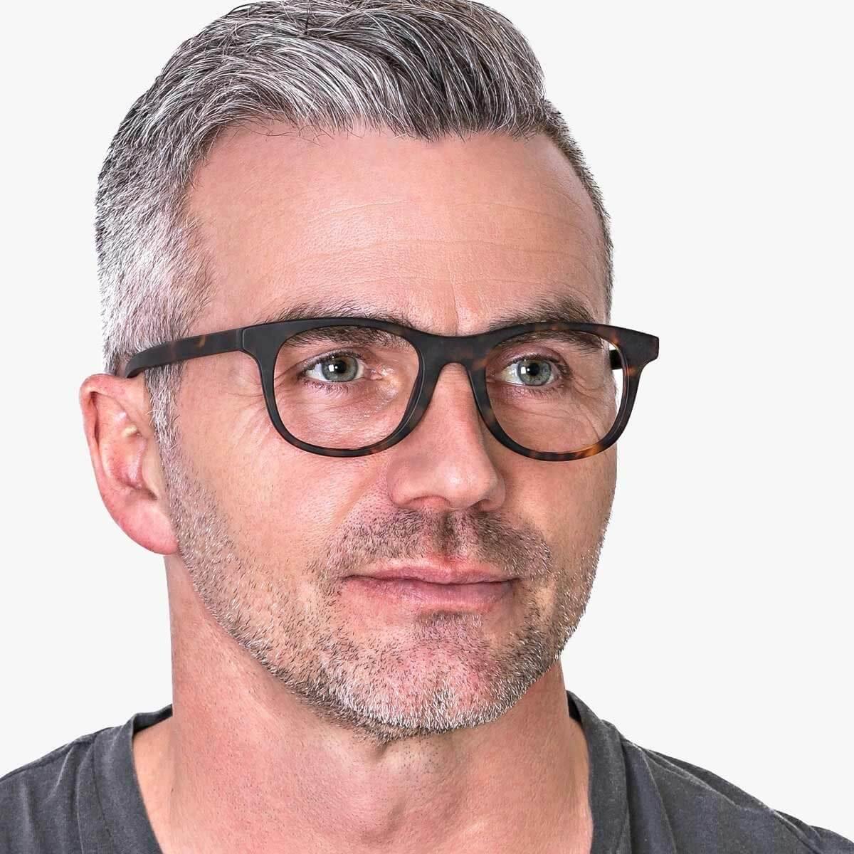 mens-malmo-dark-turtle_reading-glasses_male-model-1.jpg?v=1771426172&width=1200