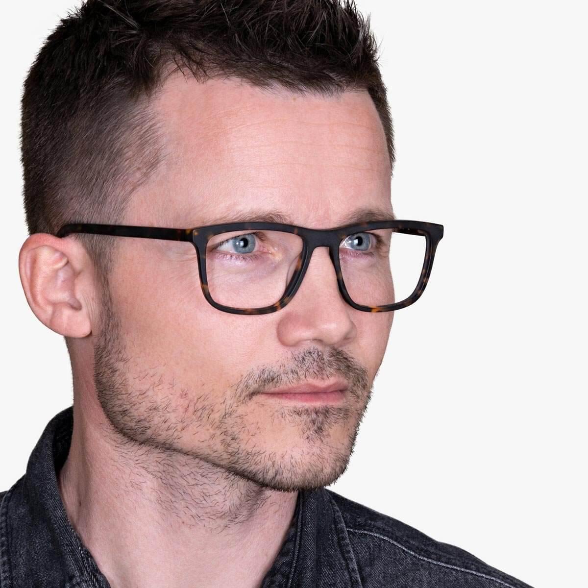 mens-oslo-dark-turtle_reading-glasses_male-model-1.jpg?v=1771428219&width=1200