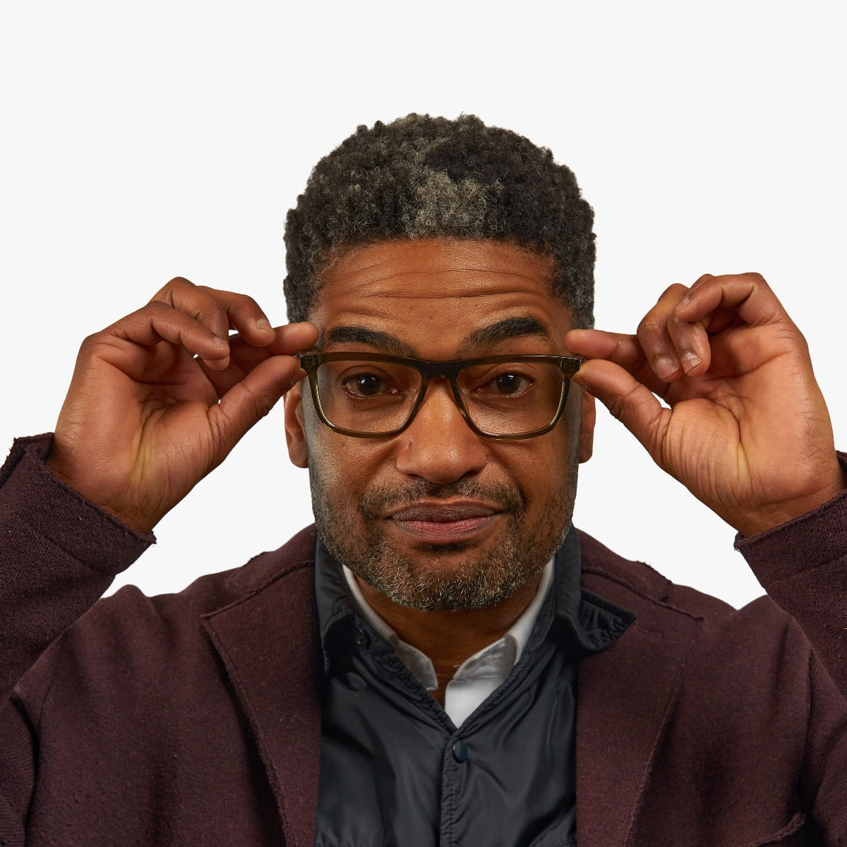 mens-oslo-shiny-olive_reading-glasses_male-model-1.jpg?v=1771428142&width=1200