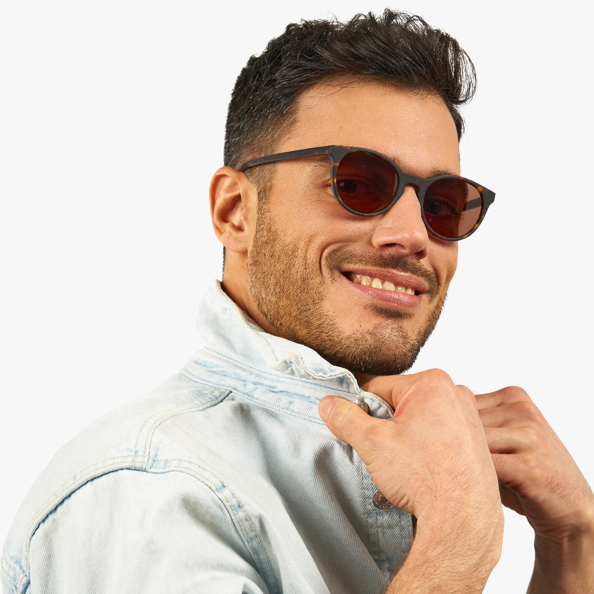 Person wearing Örebro Dark Turtle sunglasses