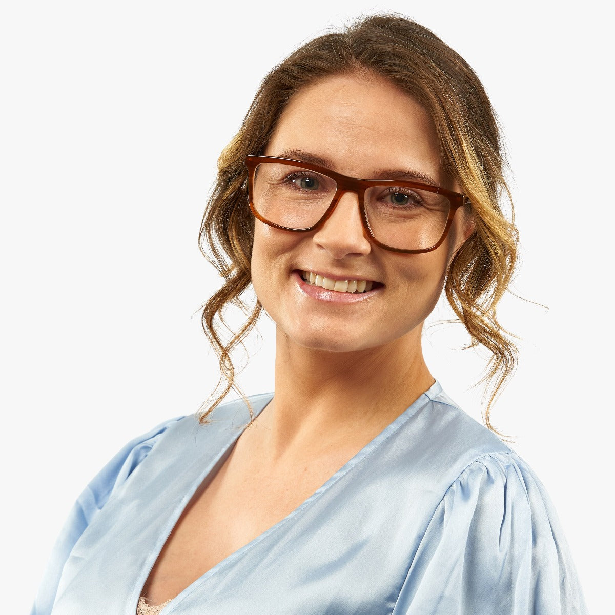 oslo-shiny-walnut_reading-glasses_female-model-1.jpg?v=1771412962&width=1200