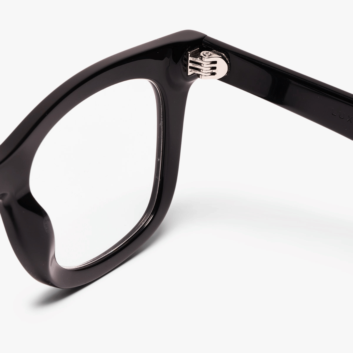 Close-up of black Samsø frame detail with Luxreaders hinge