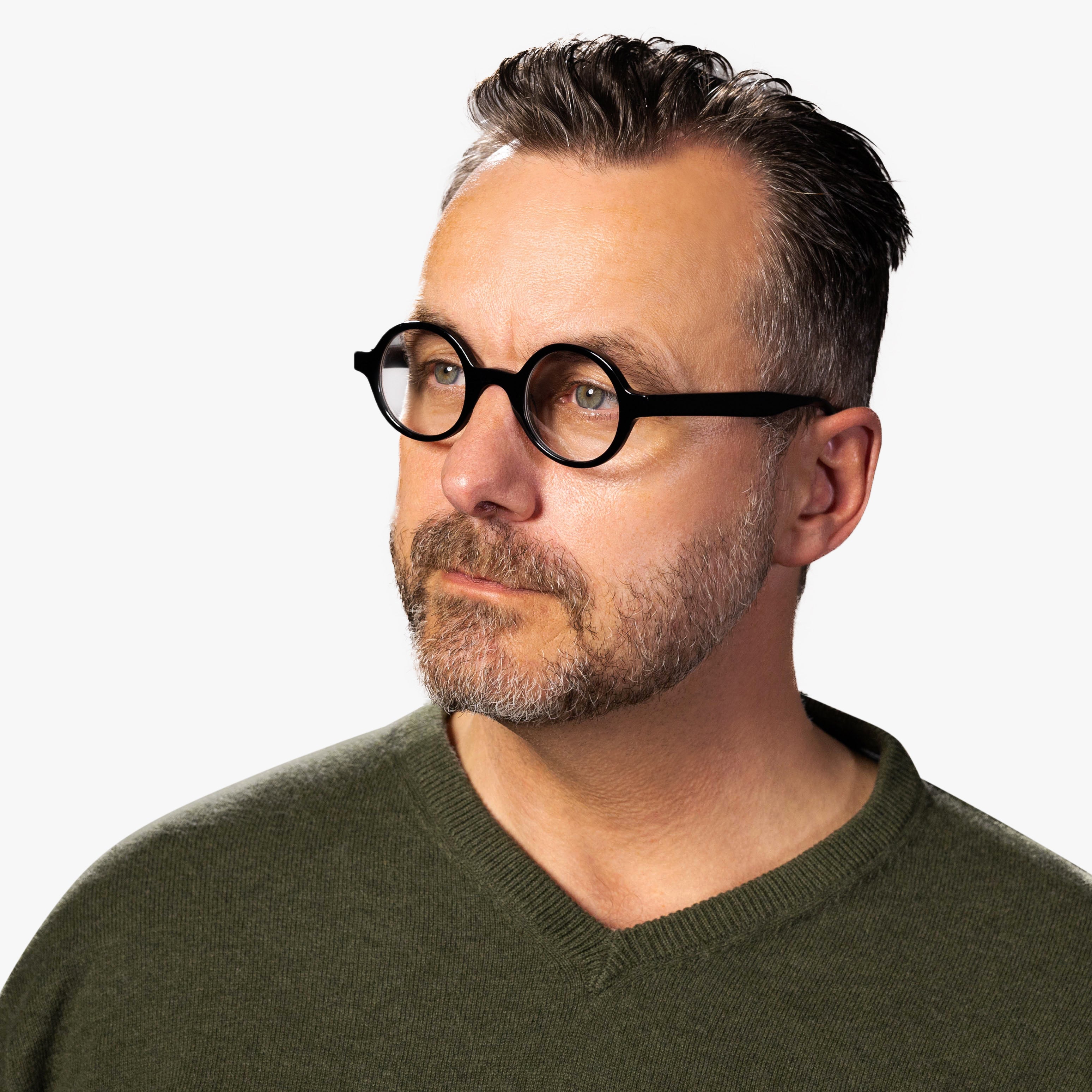 Person wearing Tórshavn Black round glasses
