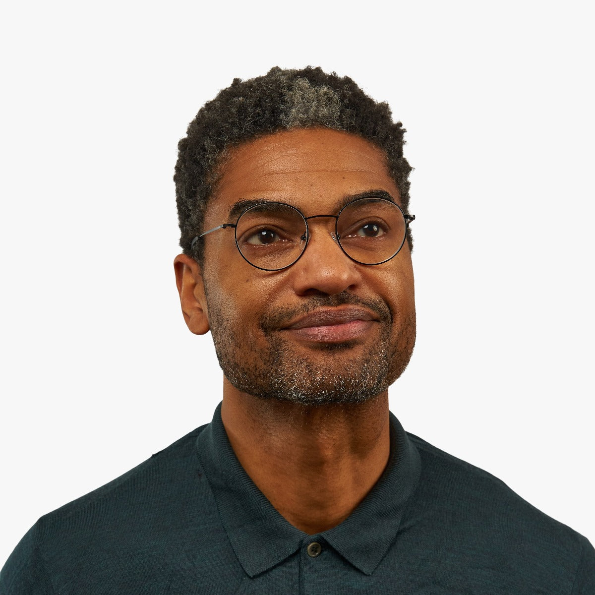 Person wearing Tromsø Black round glasses