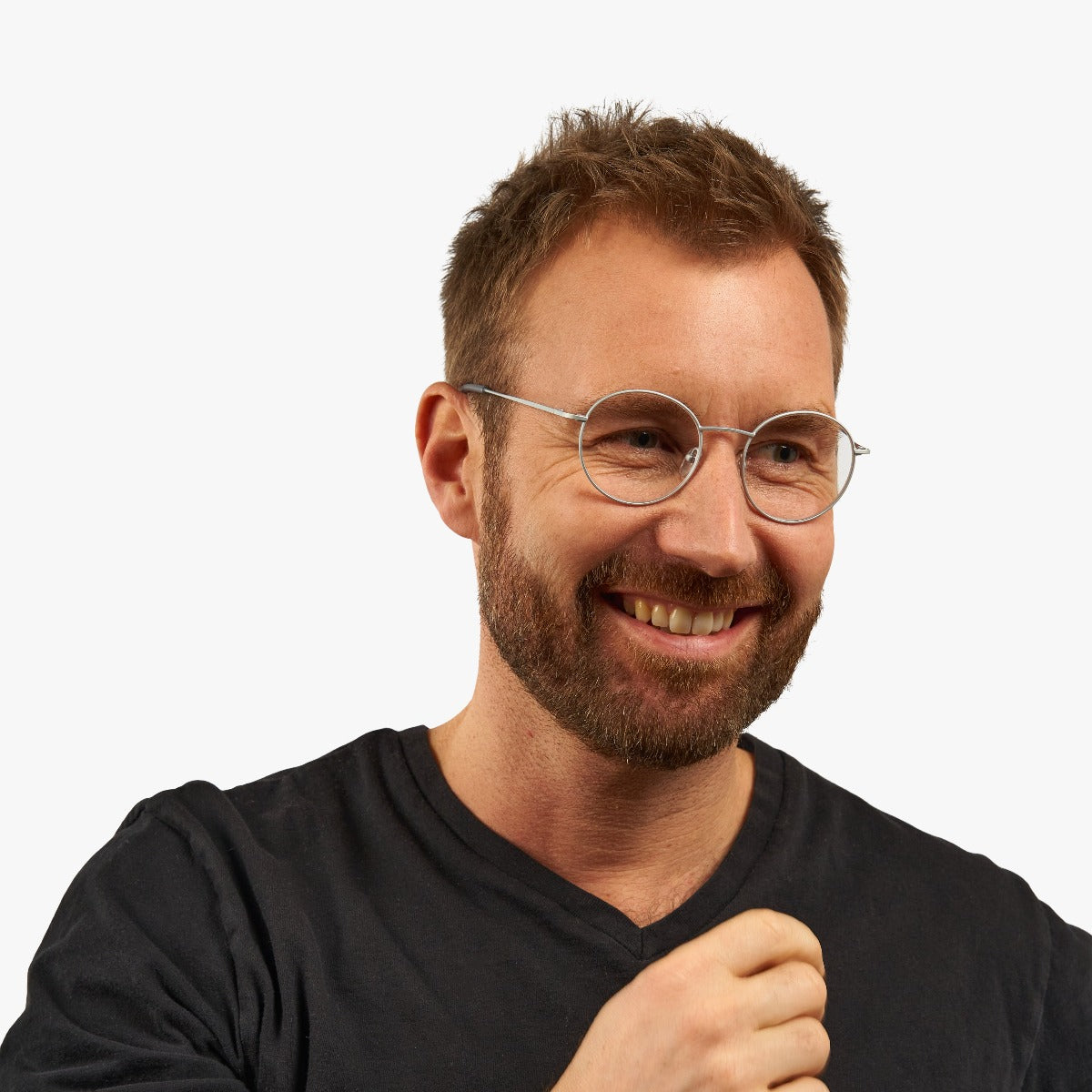 Person wearing Tromsø Steel glasses with round frames