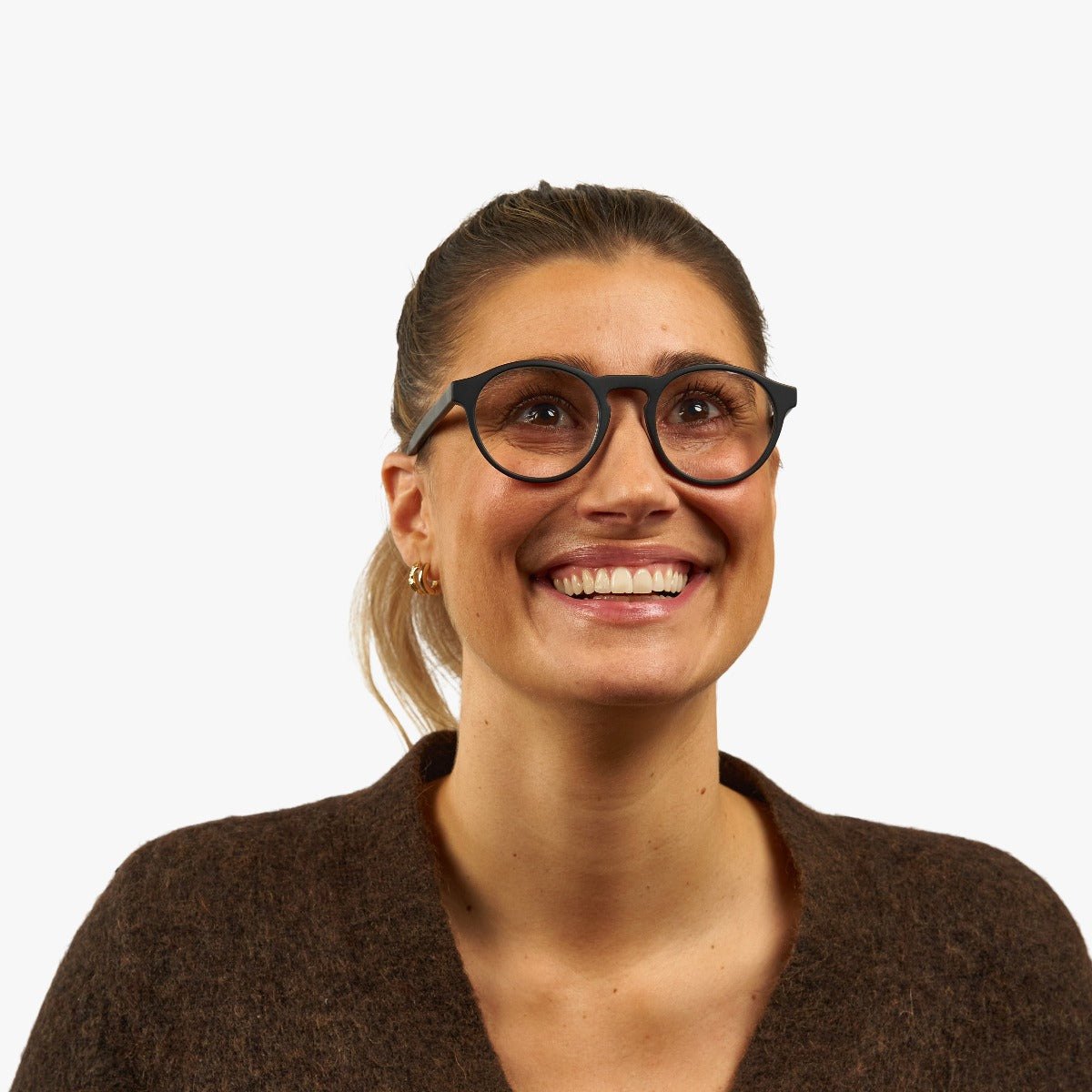 Person wearing Trondheim Black round glasses