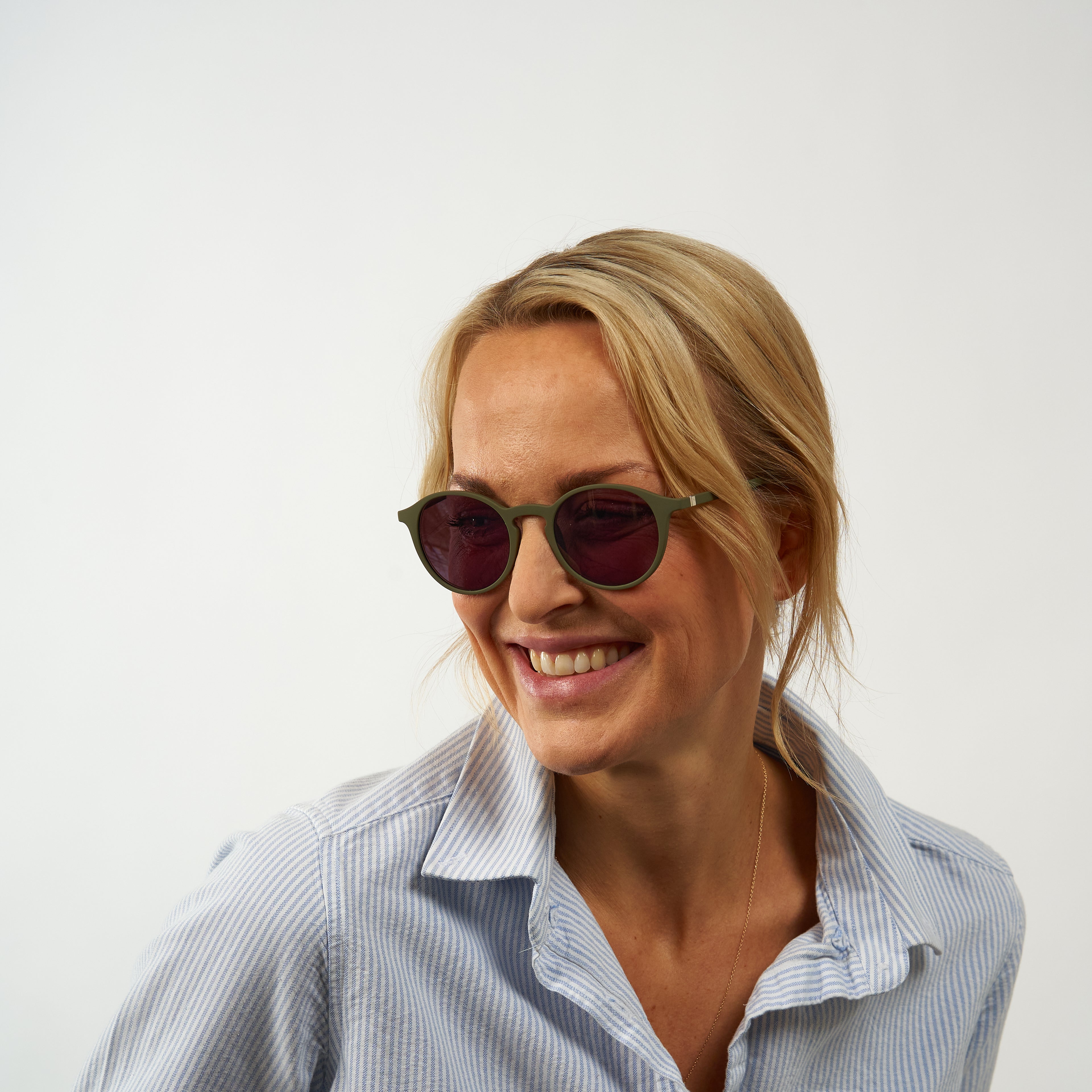 Person wearing Women's Læsø Dark Army glasses with green frames