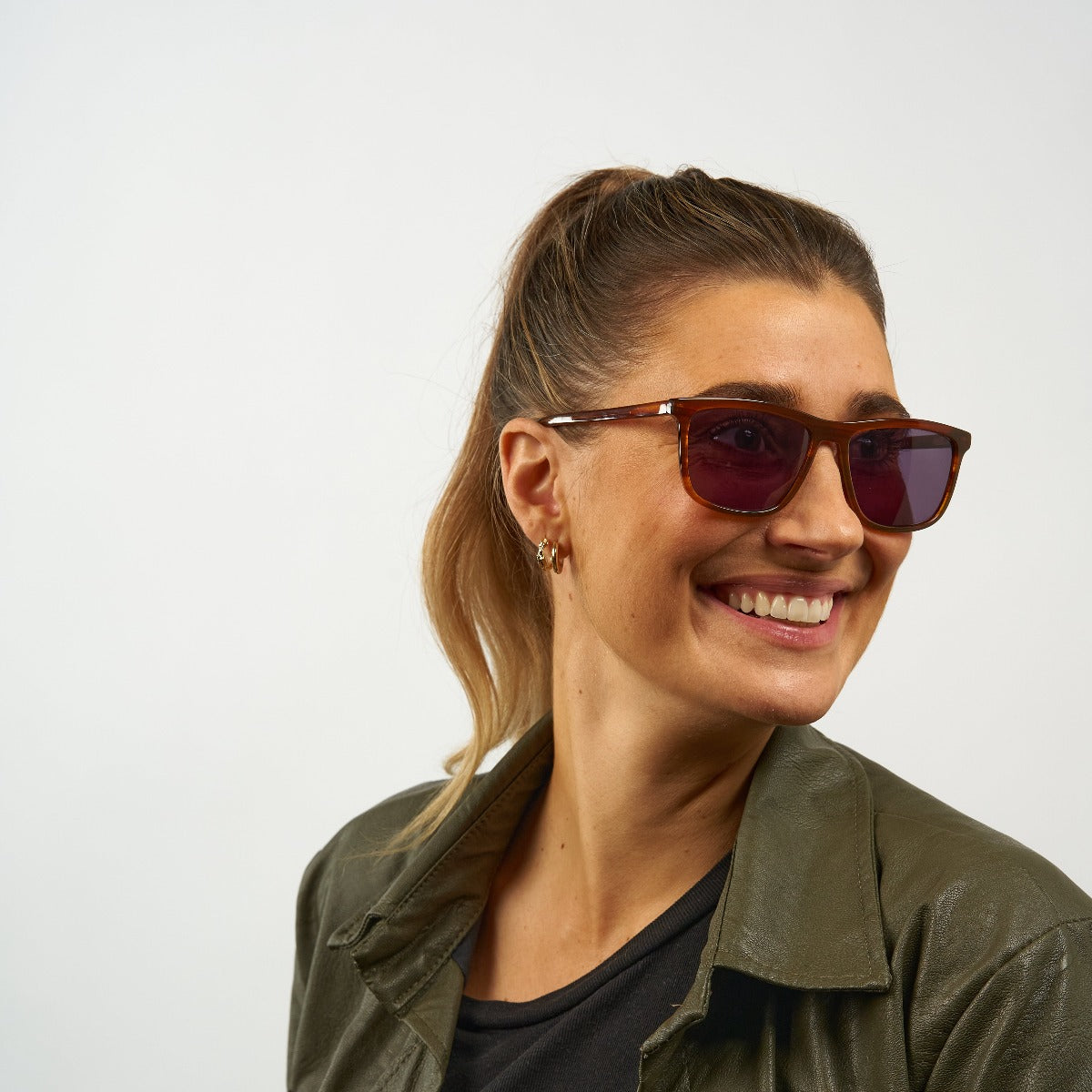 womens-oslo-shiny-walnut_sunglasses_female-model-1.jpg?v=1771421193&width=1200
