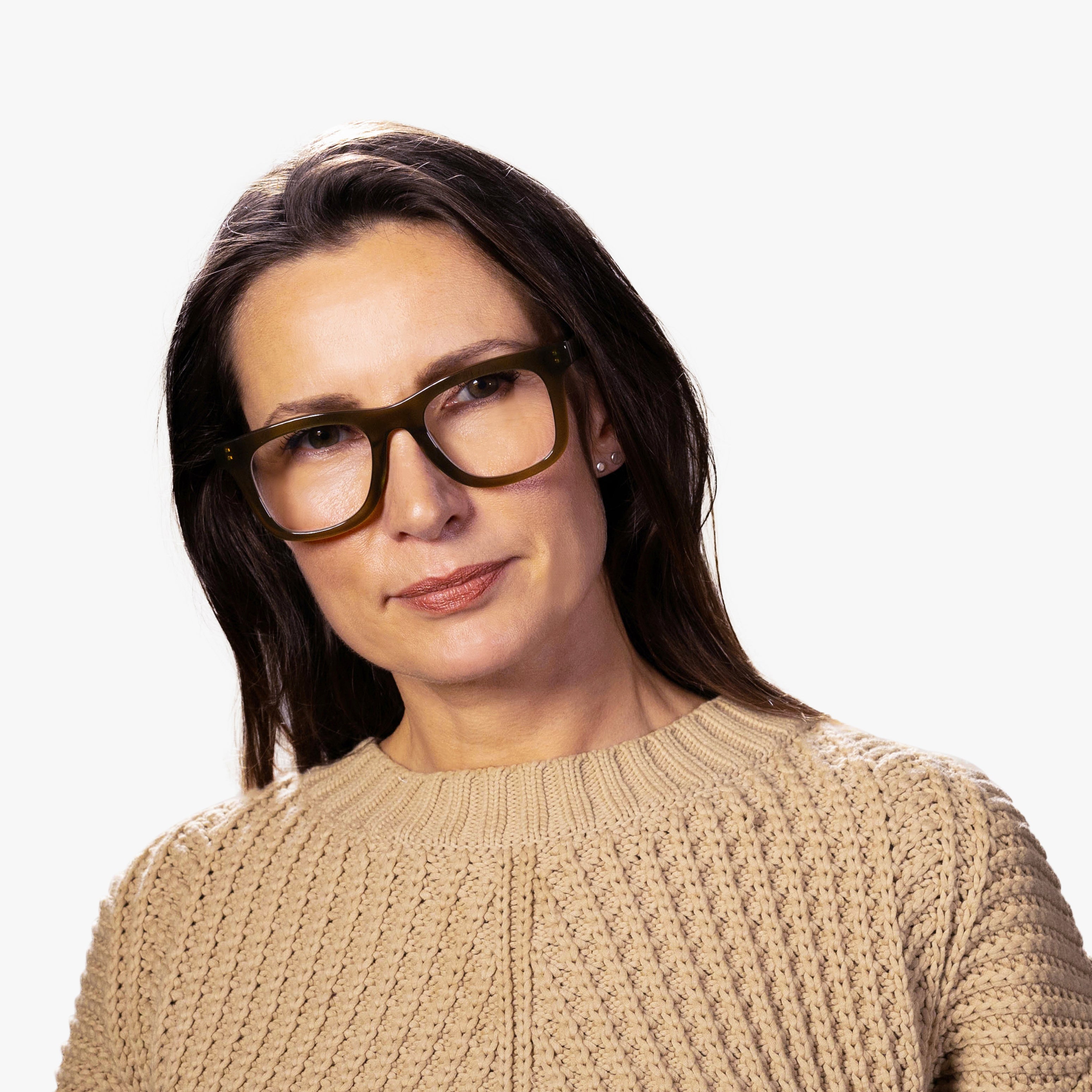 Person wearing Samsø Shiny Olive glasses