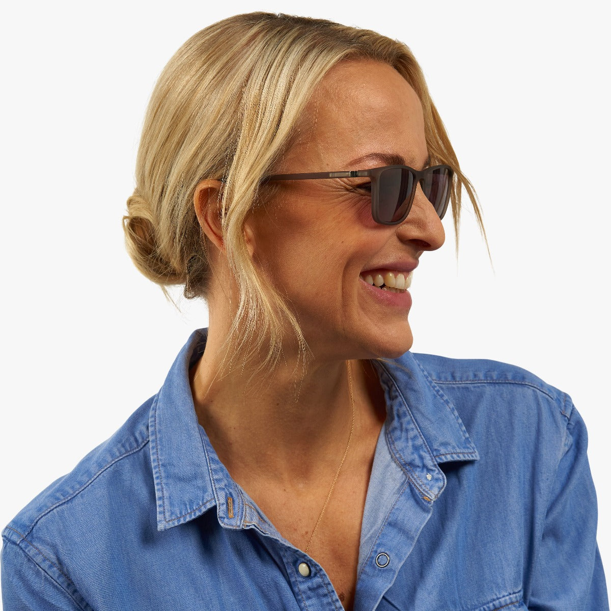 womens-skagen-grey_sunglasses_female-model-1.jpg?v=1771418631&width=1200