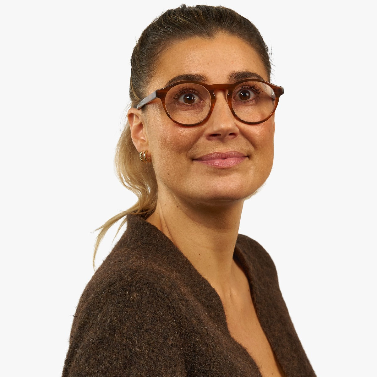 womens-trondheim-shiny-walnut_blue-light-glasses_female-model-1.jpg?v=1771417743&width=1200